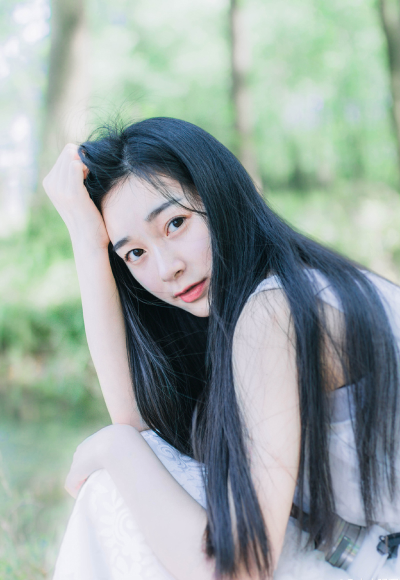 这种地方，电视台像在选美，谁漂亮谁上；广播台像在选鬼，怎么丑的人都有。——韩寒《三重门》